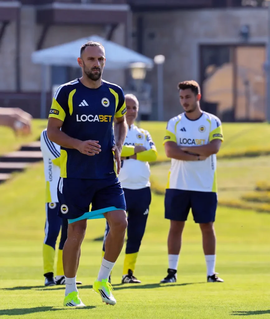 Fenerbahçe'de Yeni Dönem: İsmail Kartal, Dirk Kuyt ve Aziz Yıldırım 3 Fenerbahçe 2026-2027 sezonu ilk antrenman, Topuk Yaylası - Vedat Muriqi