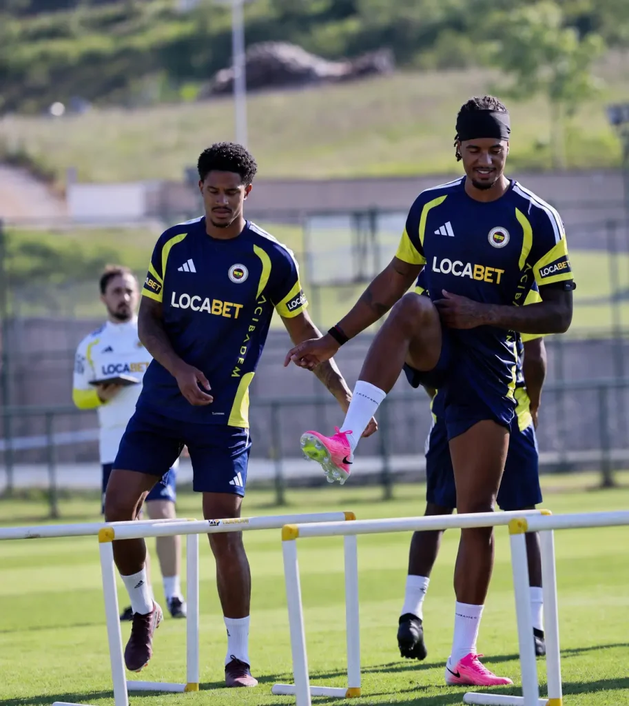 Fenerbahçe'de Yeni Dönem: İsmail Kartal, Dirk Kuyt ve Aziz Yıldırım 4 Fenerbahçe 2026-2027 sezonu ilk antrenman, Topuk Yaylası - Archie Brown
