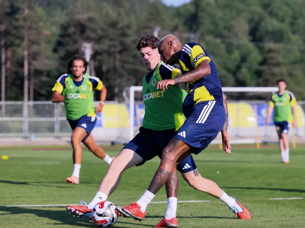 Fenerbahçe'de Yeni Dönem: İsmail Kartal, Dirk Kuyt ve Aziz Yıldırım 5 Fenerbahçe 2026-2027 sezonu ilk antrenman, Topuk Yaylası - Anderson Talisca